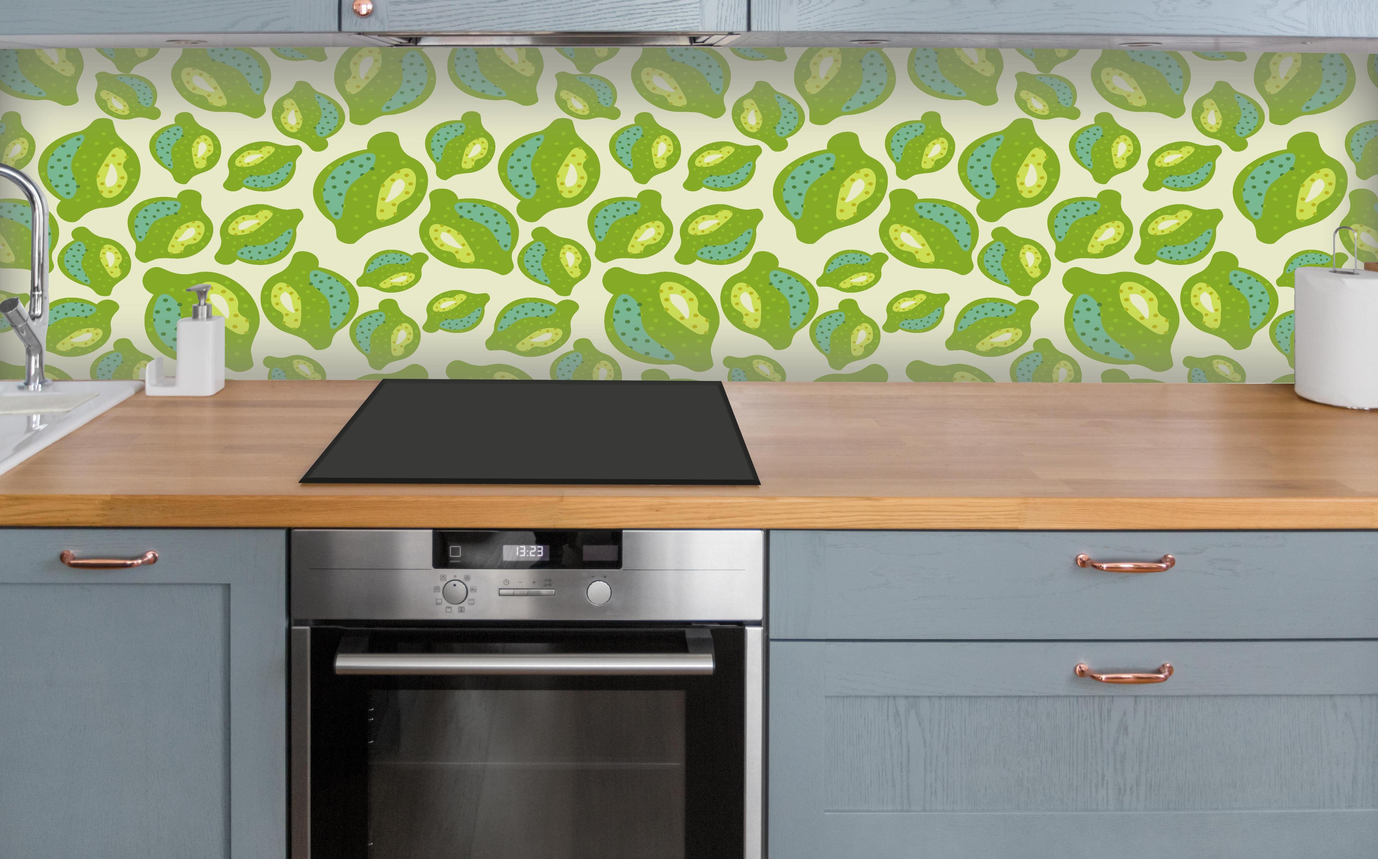Küche - Zitrus-Limetten-Muster Grün über polierter Holzarbeitsplatte mit Cerankochfeld