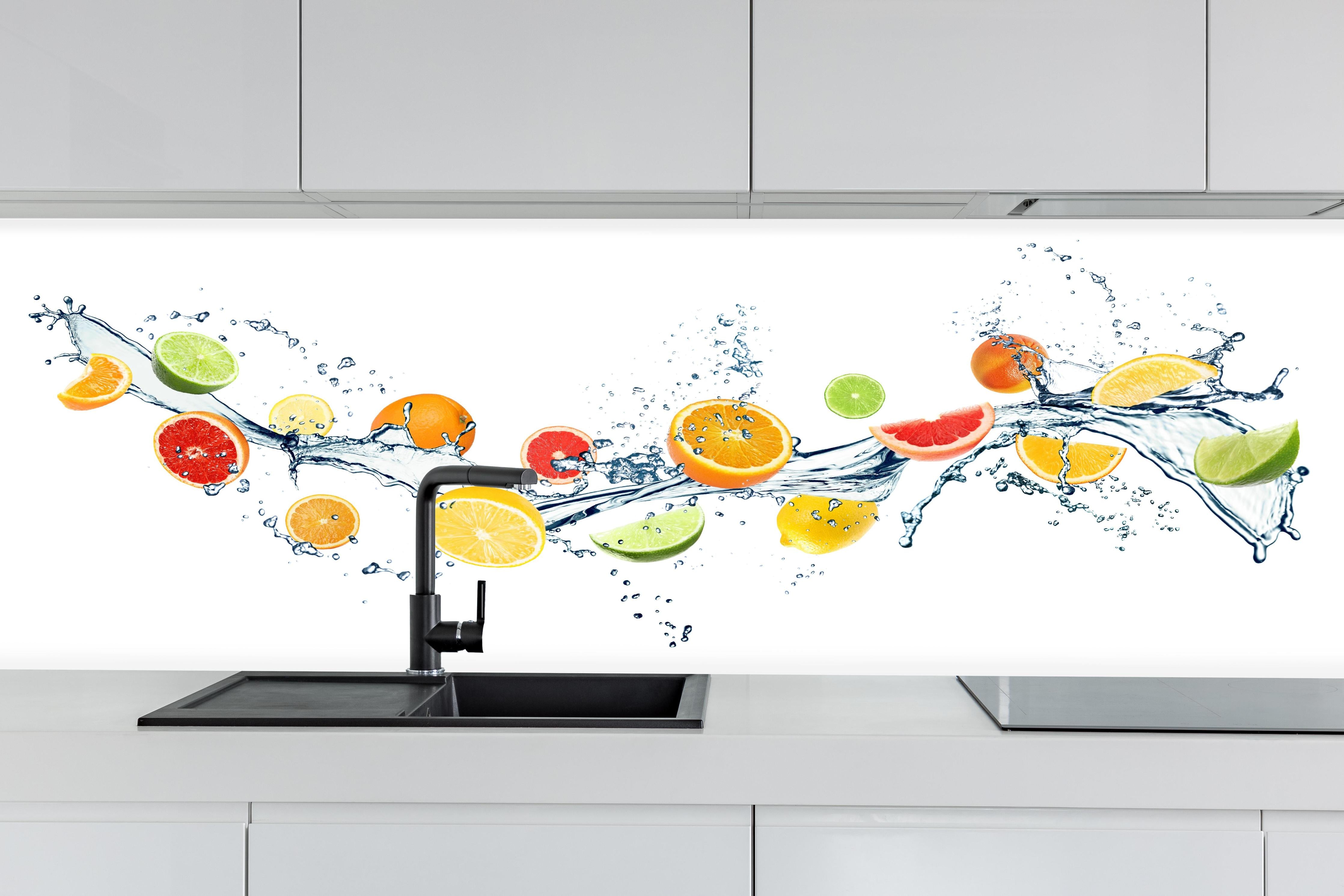 Küche - Zitrus-Splash Weiß Gelb Grün hinter weißen Hochglanz-Küchenregalen und schwarzem Wasserhahn