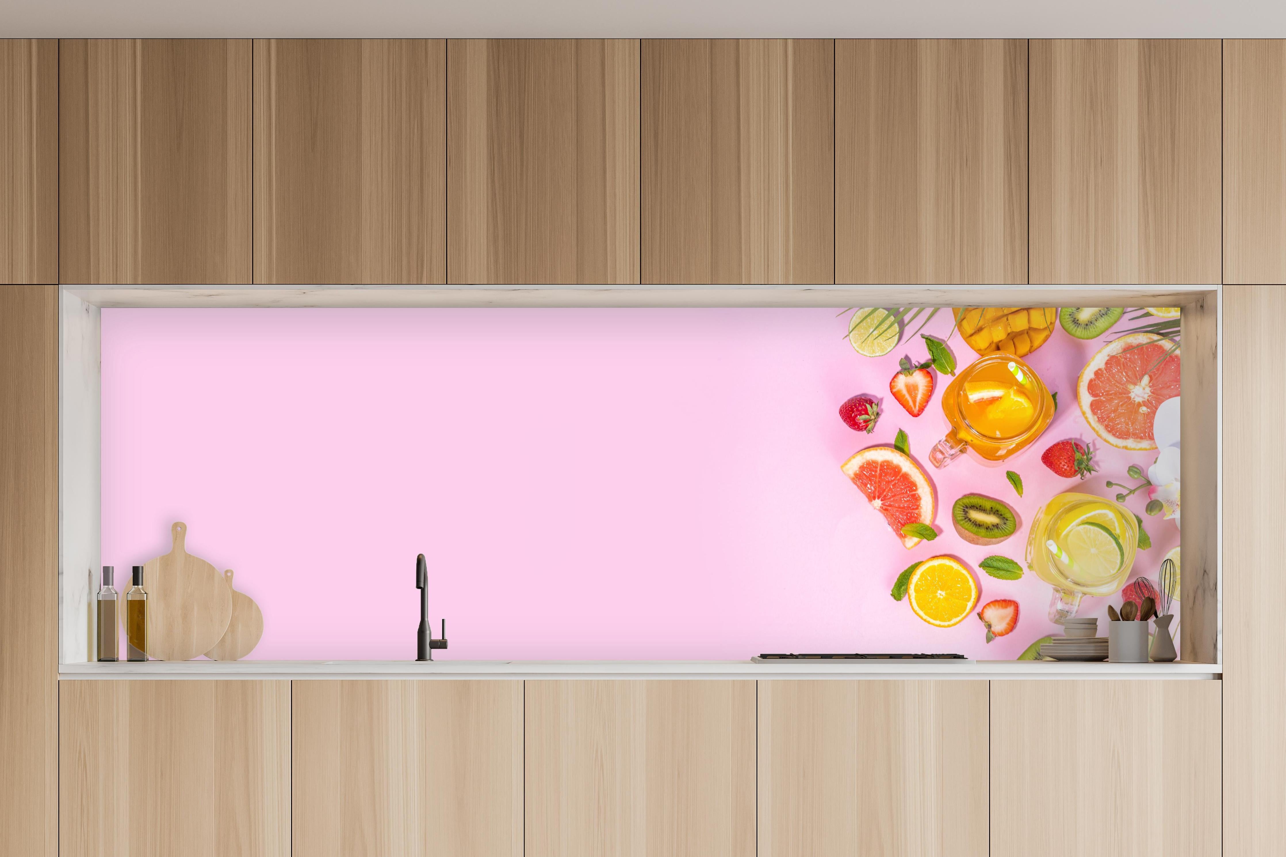 Küche - Zitrusfrüchte auf rosa Hintergrund in charakteristischer Vollholz-Küche mit modernem Gasherd