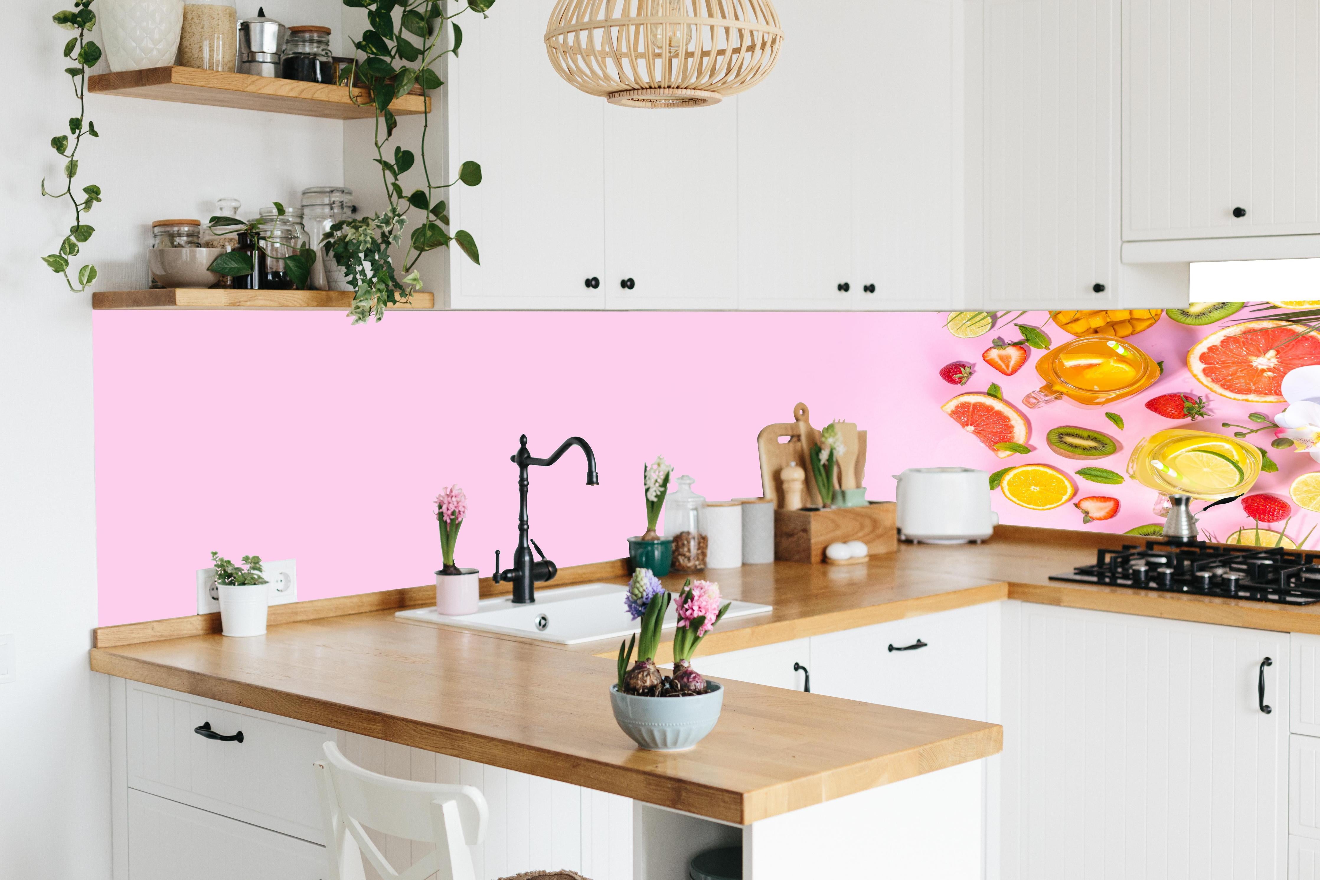 Küche - Zitrusfrüchte auf rosa Hintergrund in lebendiger Küche mit bunten Blumen