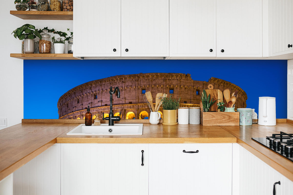 Küche -  Kolosseum in Rom - Italien in weißer Küche hinter Gewürzen und Kochlöffeln aus Holz