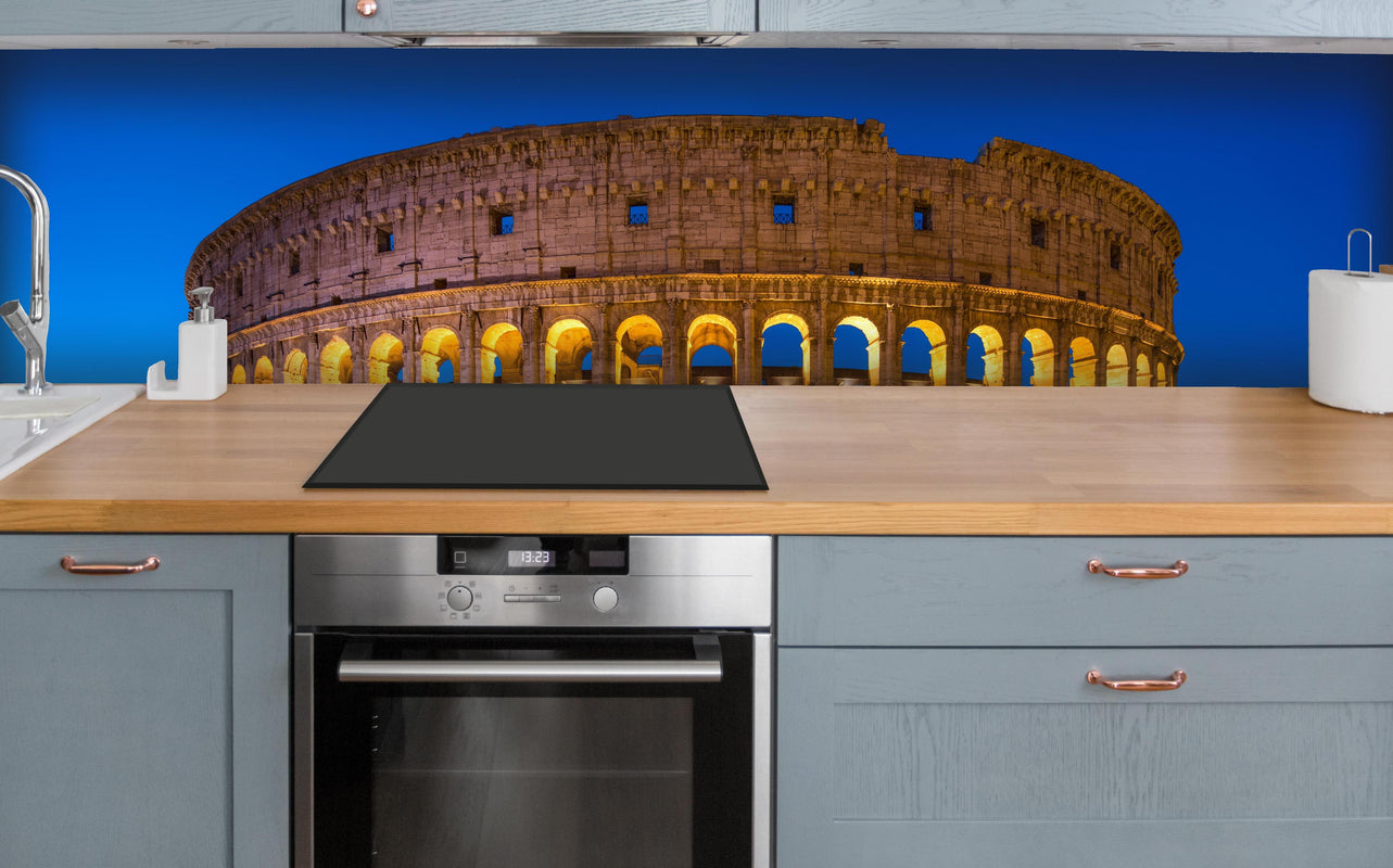 Küche -  Kolosseum in Rom - Italien über polierter Holzarbeitsplatte mit Cerankochfeld