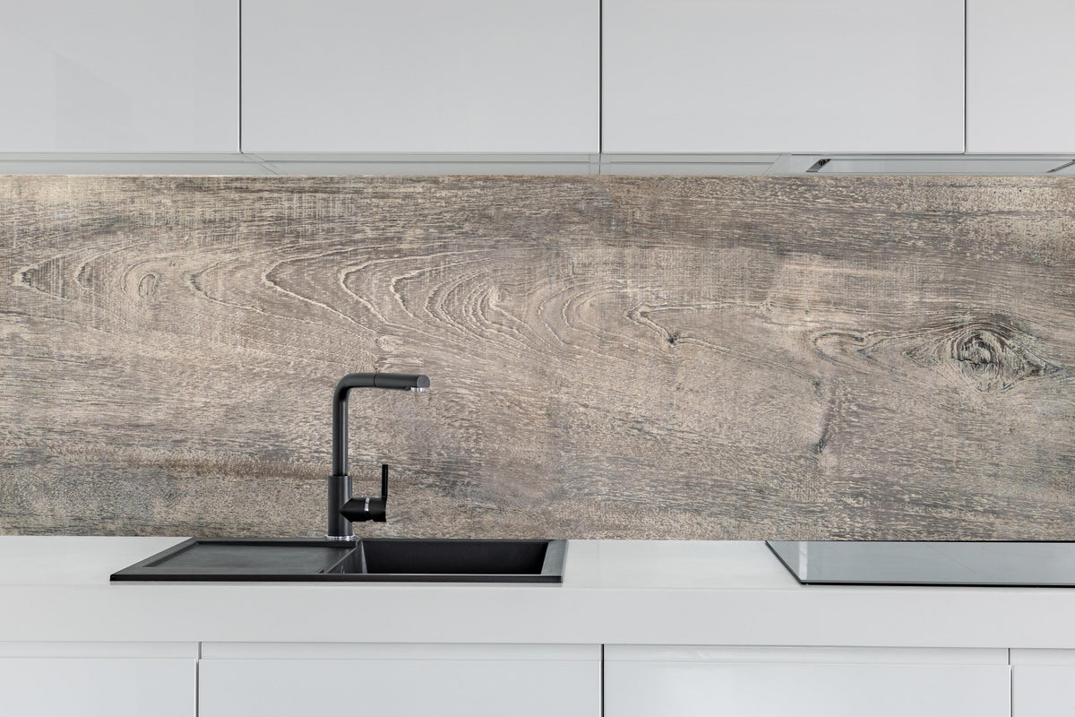 Küche -  Lange Grau-Bräunliche Holzplatte hinter weißen Hochglanz-Küchenregalen und schwarzem Wasserhahn