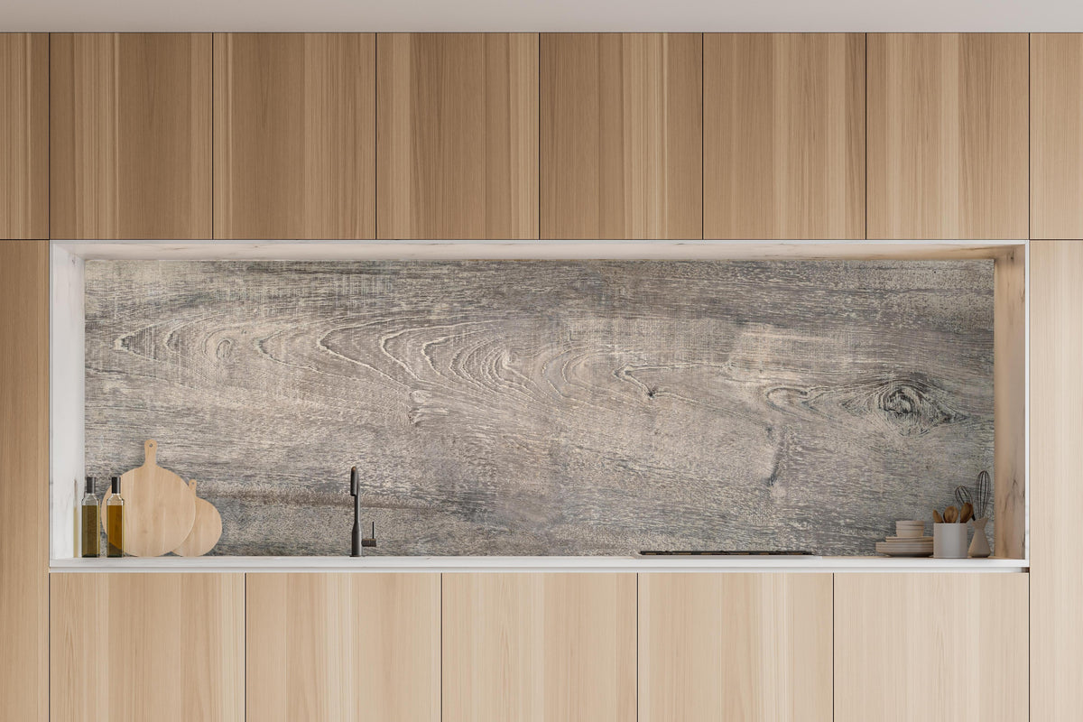 Küche -  Lange Grau-Bräunliche Holzplatte in charakteristischer Vollholz-Küche mit modernem Gasherd
