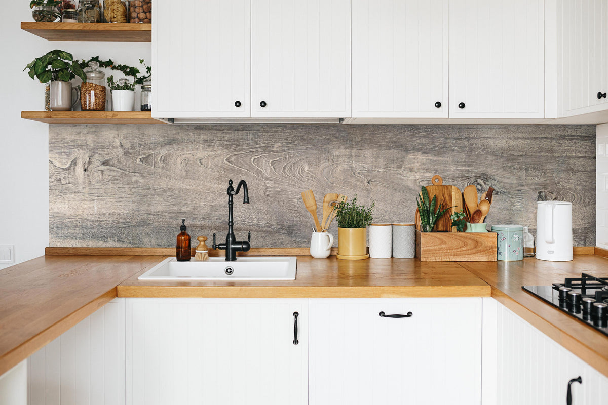 Küche -  Lange Grau-Bräunliche Holzplatte in weißer Küche hinter Gewürzen und Kochlöffeln aus Holz