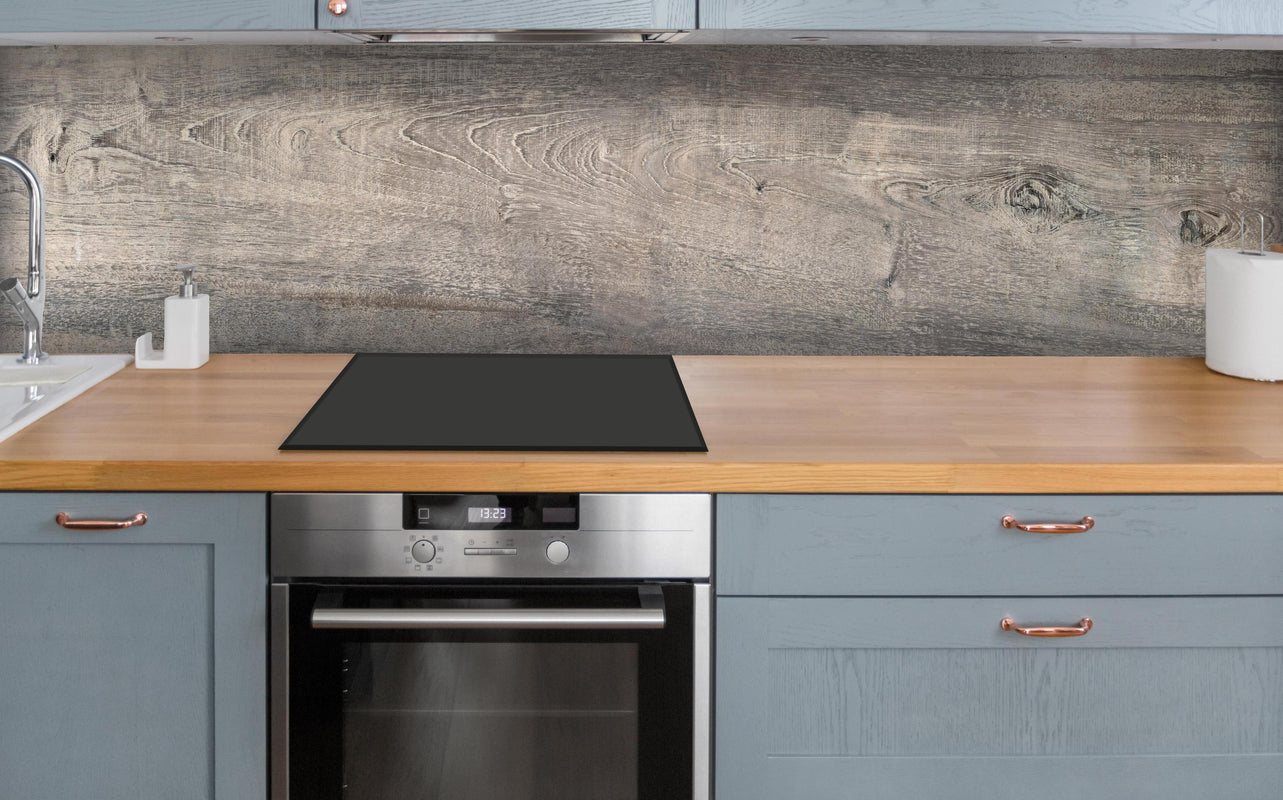 Küche -  Lange Grau-Bräunliche Holzplatte über polierter Holzarbeitsplatte mit Cerankochfeld