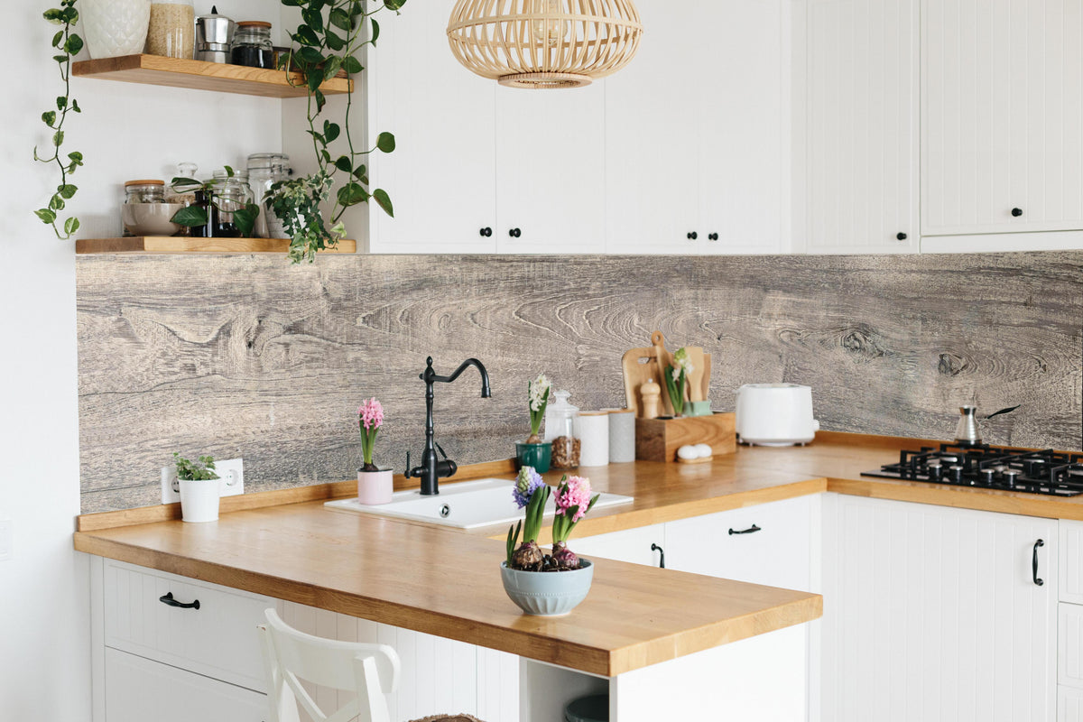 Küche -  Lange Grau-Bräunliche Holzplatte in lebendiger Küche mit bunten Blumen