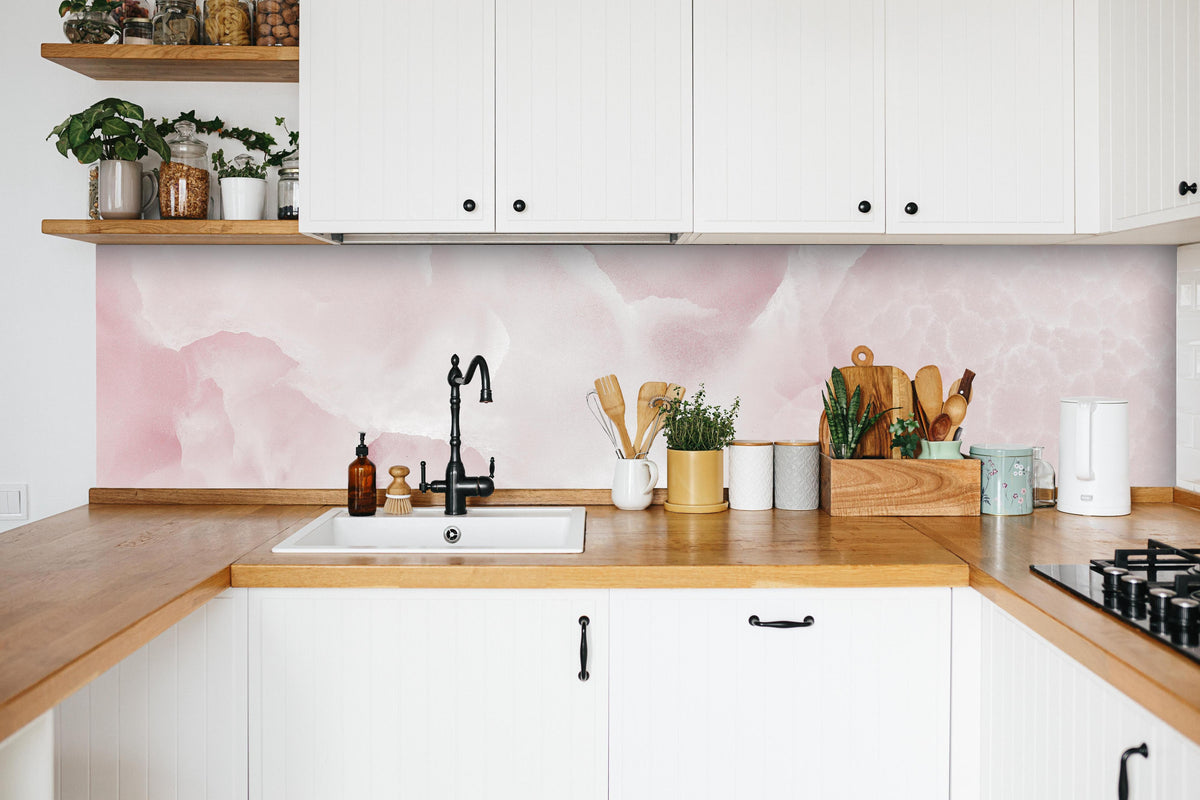 Küche -  Rosa Emperador Onyx Marmor in weißer Küche hinter Gewürzen und Kochlöffeln aus Holz
