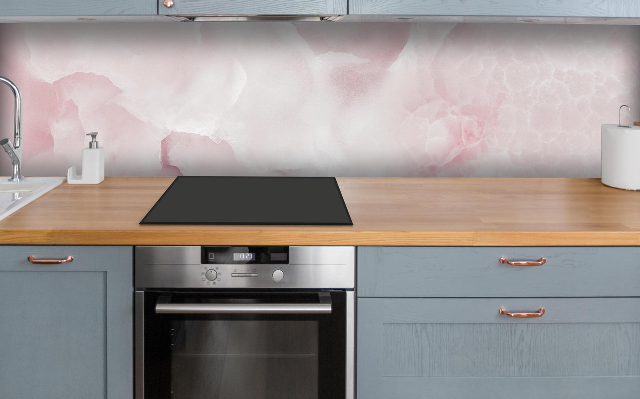 Küche -  Rosa Emperador Onyx Marmor über polierter Holzarbeitsplatte mit Cerankochfeld