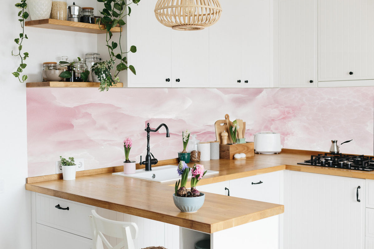 Küche -  Rosa Emperador Onyx Marmor in lebendiger Küche mit bunten Blumen
