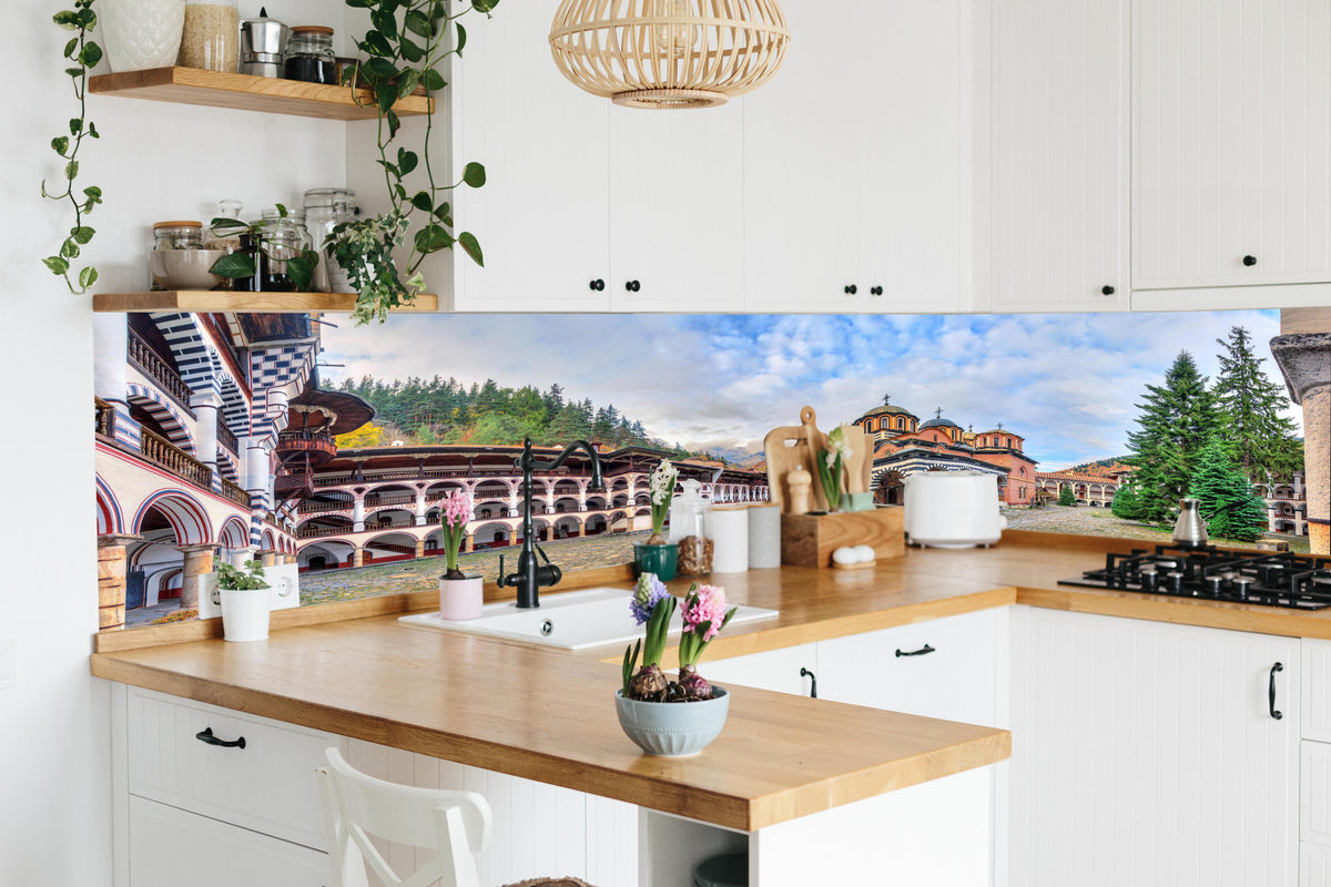 Küche -  Wunderschöner Panoramablick auf das Rila-Kloster in lebendiger Küche mit bunten Blumen