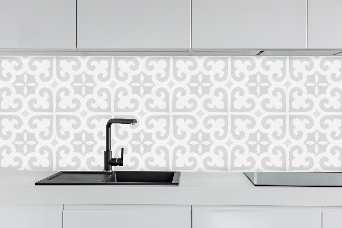 Küche - Abgenutztes Mosaik hinter weißen Hochglanz-Küchenregalen und schwarzem Wasserhahn