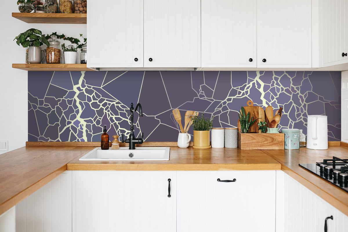 Küche - Abstrakte Blitzstruktur in weißer Küche hinter Gewürzen und Kochlöffeln aus Holz