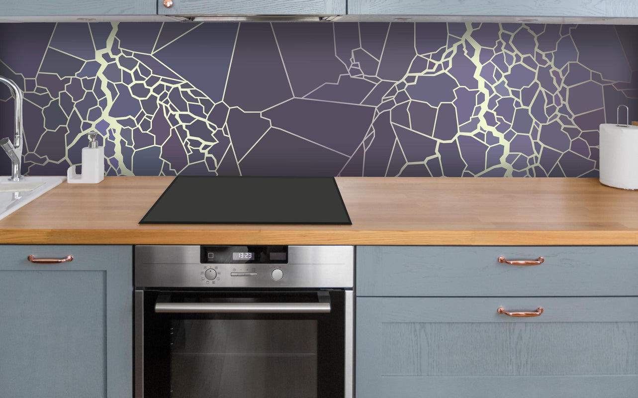 Küche - Abstrakte Blitzstruktur über polierter Holzarbeitsplatte mit Cerankochfeld