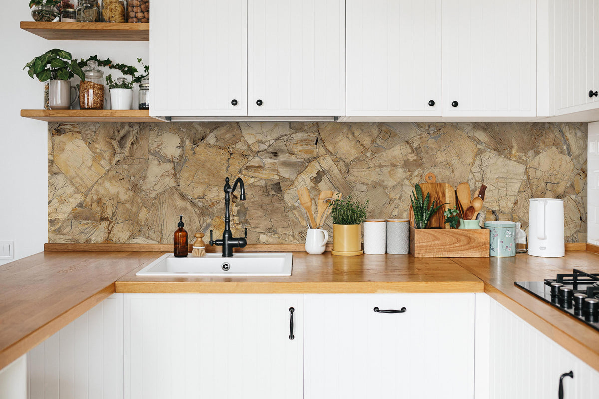Küche - Abstrakte Holz Struktur in weißer Küche hinter Gewürzen und Kochlöffeln aus Holz