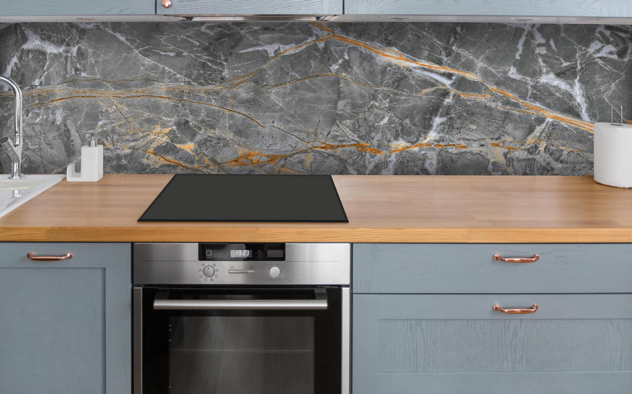 Küche - Abstrakte Marmor Textur über polierter Holzarbeitsplatte mit Cerankochfeld