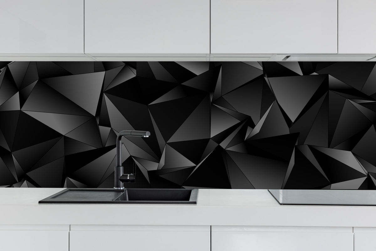 Küche - Abstrakte Schwarze 3D Dreiecke hinter weißen Hochglanz-Küchenregalen und schwarzem Wasserhahn