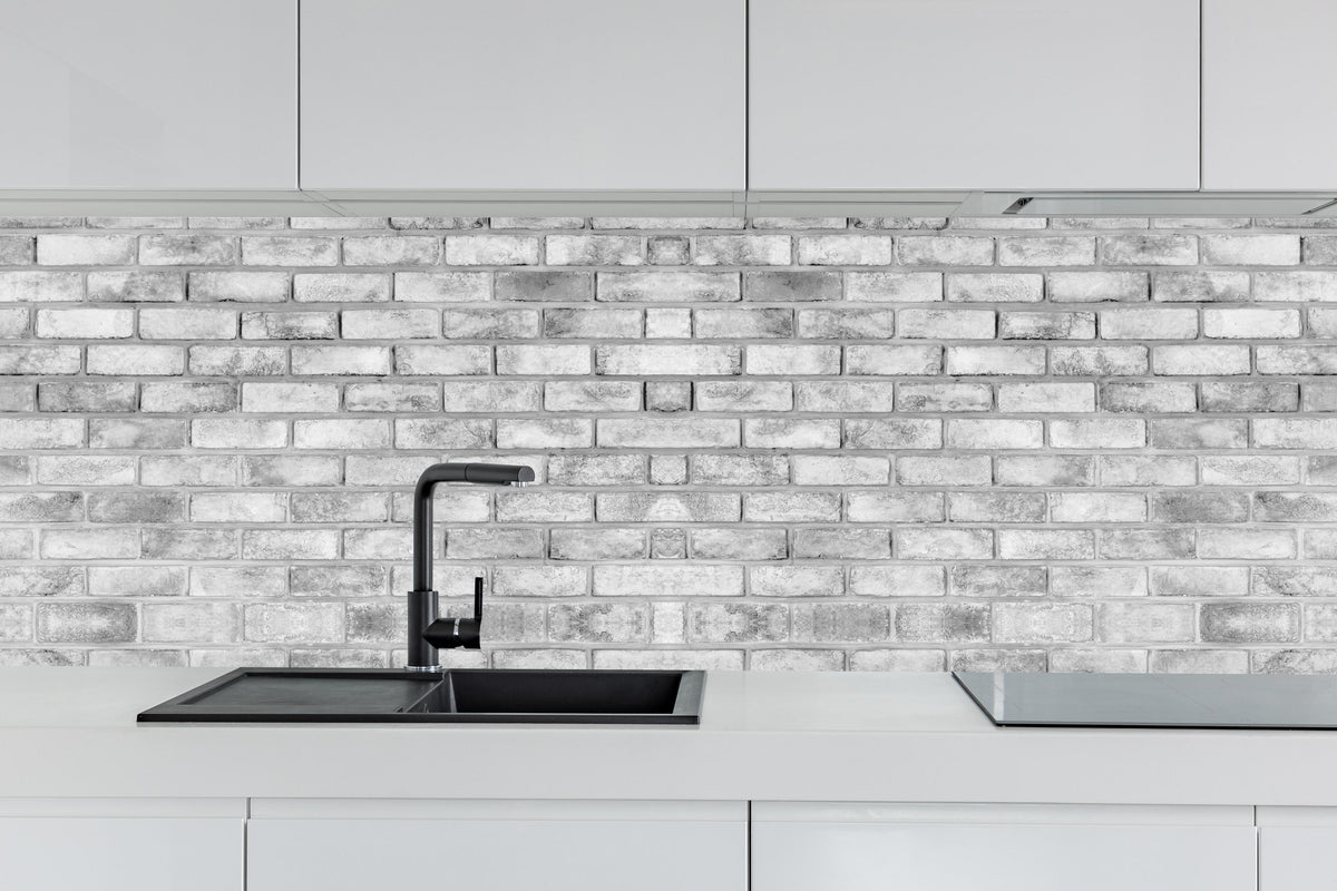 Küche - Abstrakte Steinwand hinter weißen Hochglanz-Küchenregalen und schwarzem Wasserhahn