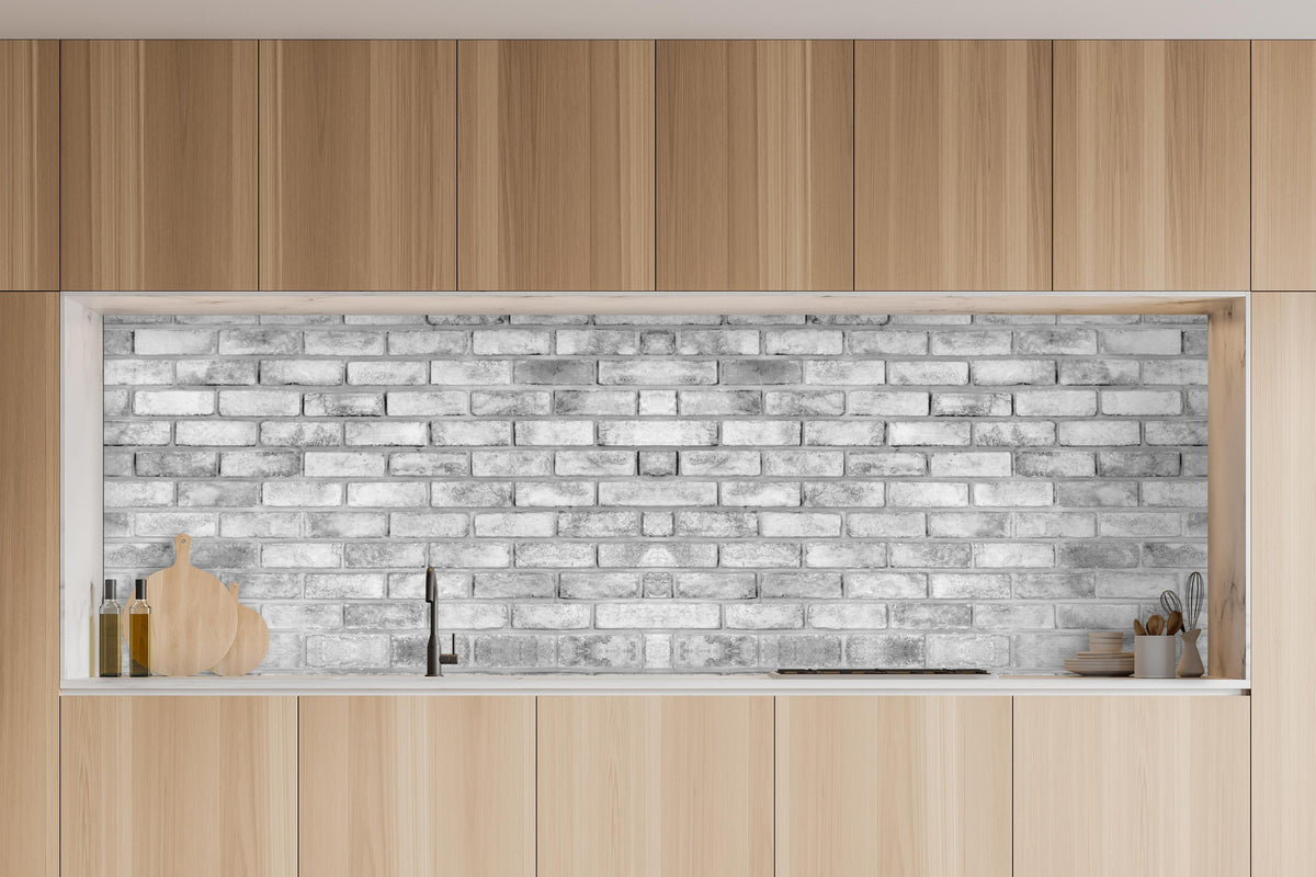 Küche - Abstrakte Steinwand in charakteristischer Vollholz-Küche mit modernem Gasherd