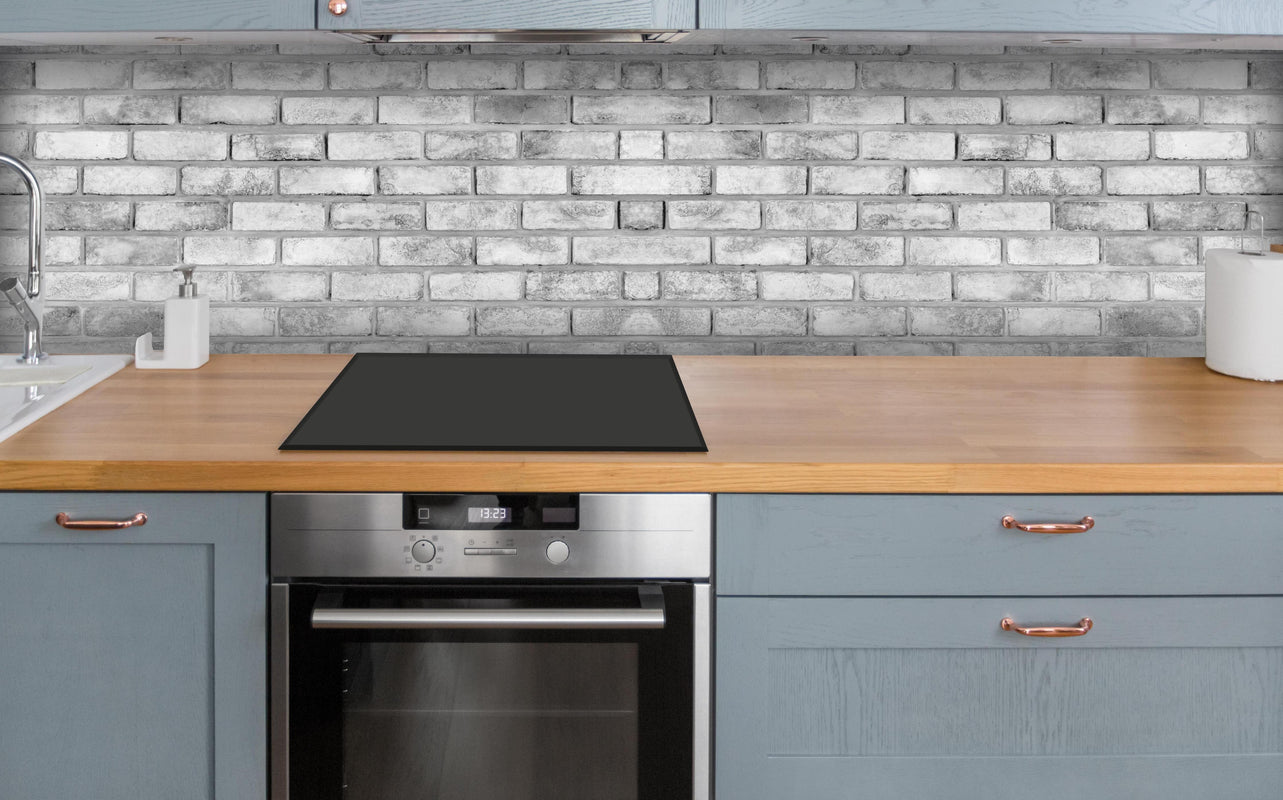 Küche - Abstrakte Steinwand über polierter Holzarbeitsplatte mit Cerankochfeld