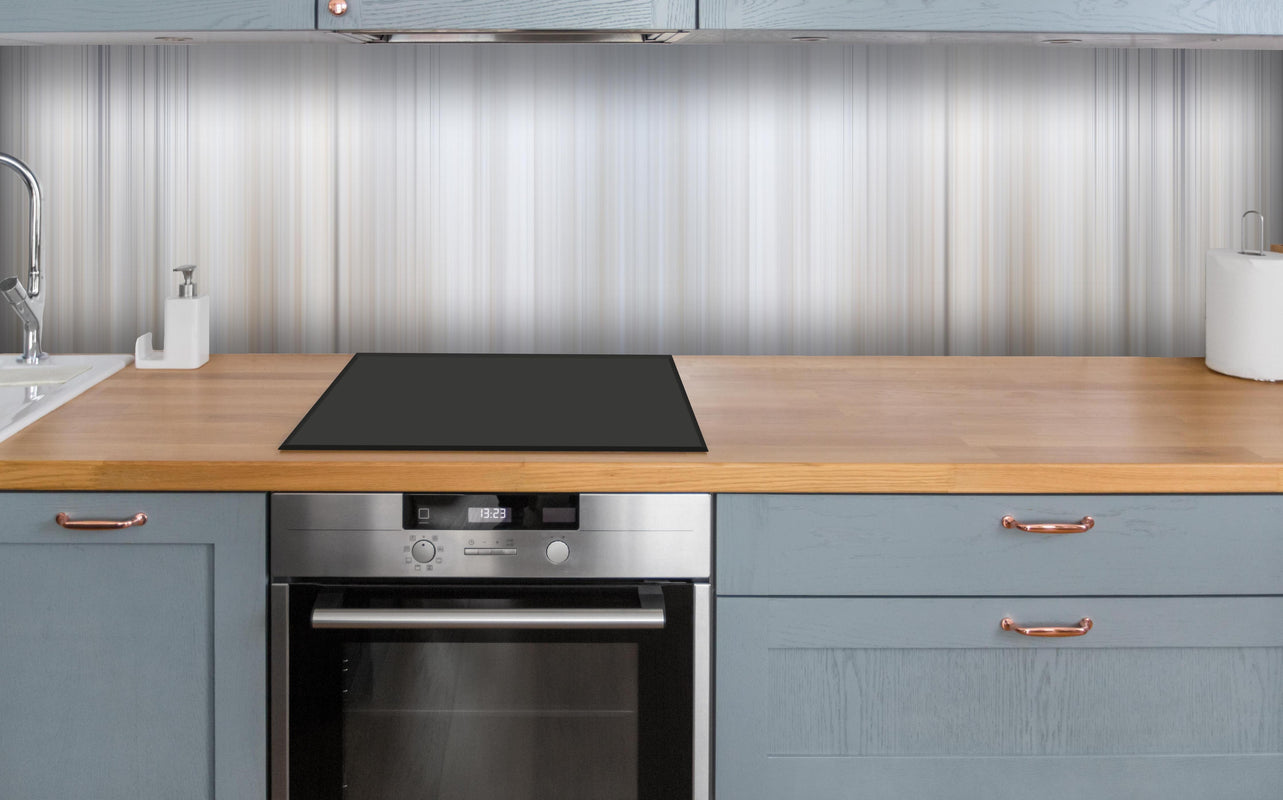 Küche - Abstrakte Vertikale Linien über polierter Holzarbeitsplatte mit Cerankochfeld