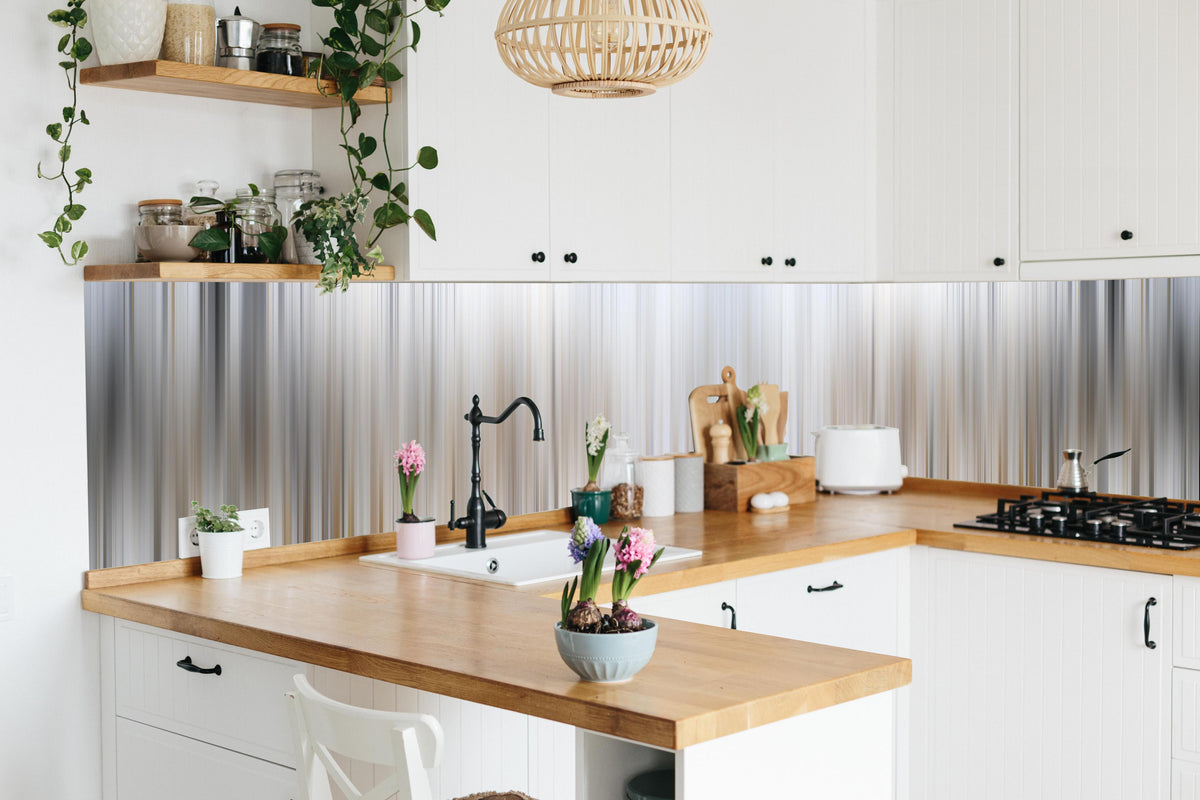 Küche - Abstrakte Vertikale Linien in lebendiger Küche mit bunten Blumen