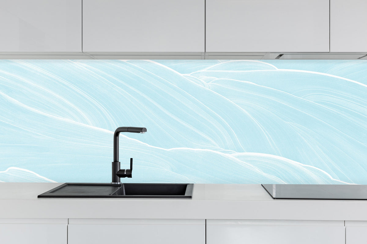 Küche - Abstrakte blaue Wellen Muster hinter weißen Hochglanz-Küchenregalen und schwarzem Wasserhahn