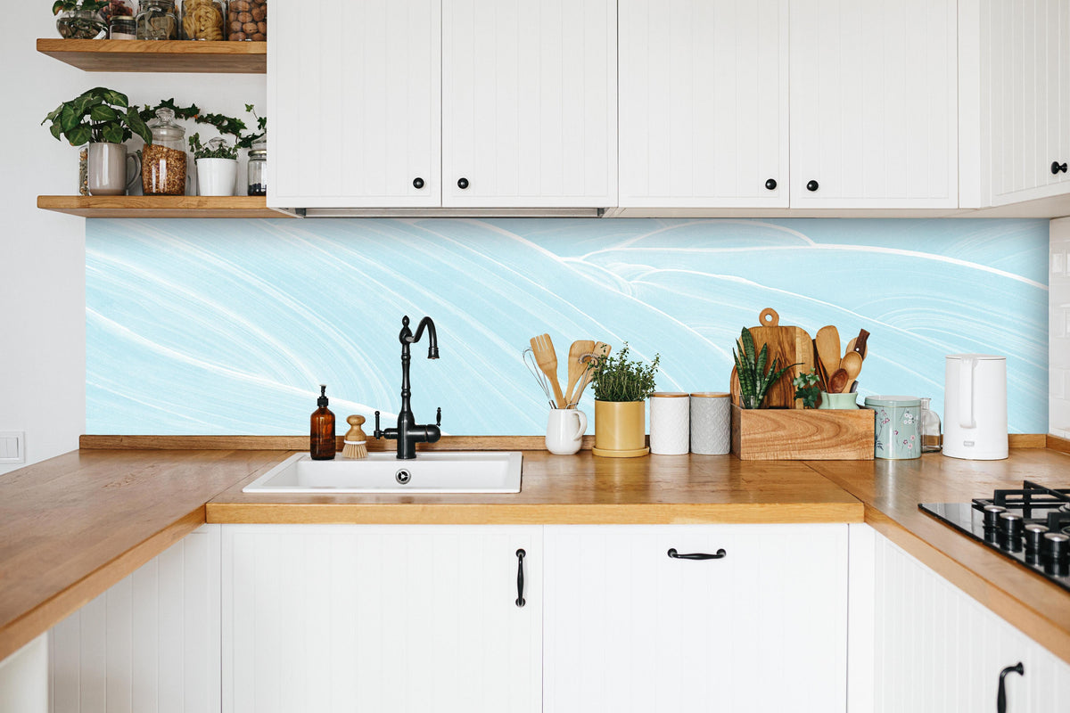 Küche - Abstrakte blaue Wellen Muster in weißer Küche hinter Gewürzen und Kochlöffeln aus Holz