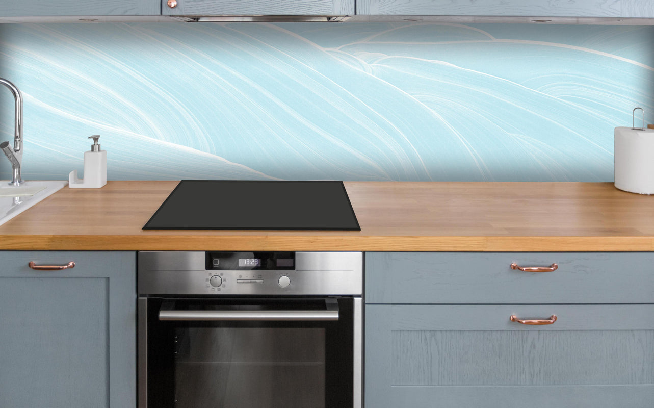 Küche - Abstrakte blaue Wellen Muster über polierter Holzarbeitsplatte mit Cerankochfeld
