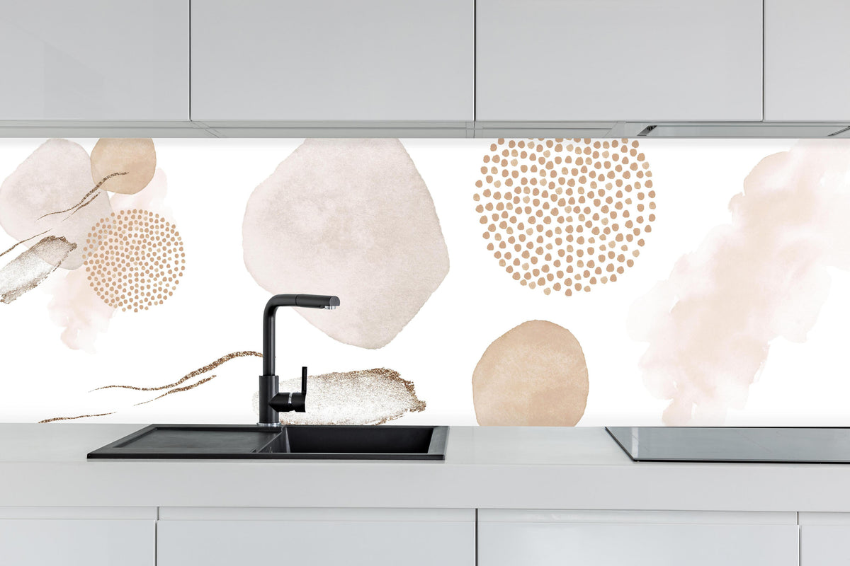 Küche - Abstrakte blush Elemente hinter weißen Hochglanz-Küchenregalen und schwarzem Wasserhahn