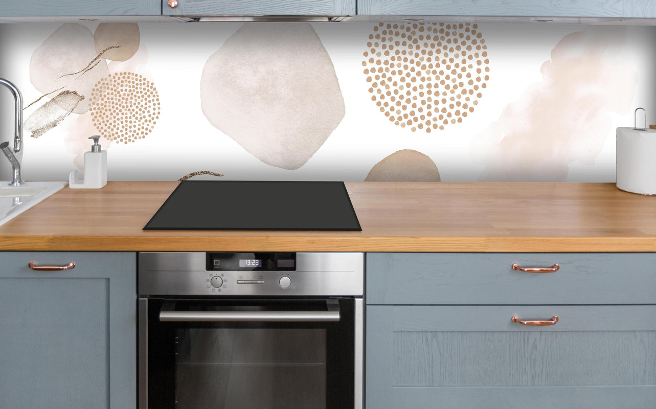 Küche - Abstrakte blush Elemente über polierter Holzarbeitsplatte mit Cerankochfeld