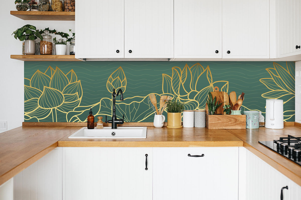 Küche - Abstrakte goldende Blüten in weißer Küche hinter Gewürzen und Kochlöffeln aus Holz