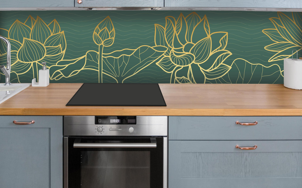 Küche - Abstrakte goldende Blüten über polierter Holzarbeitsplatte mit Cerankochfeld