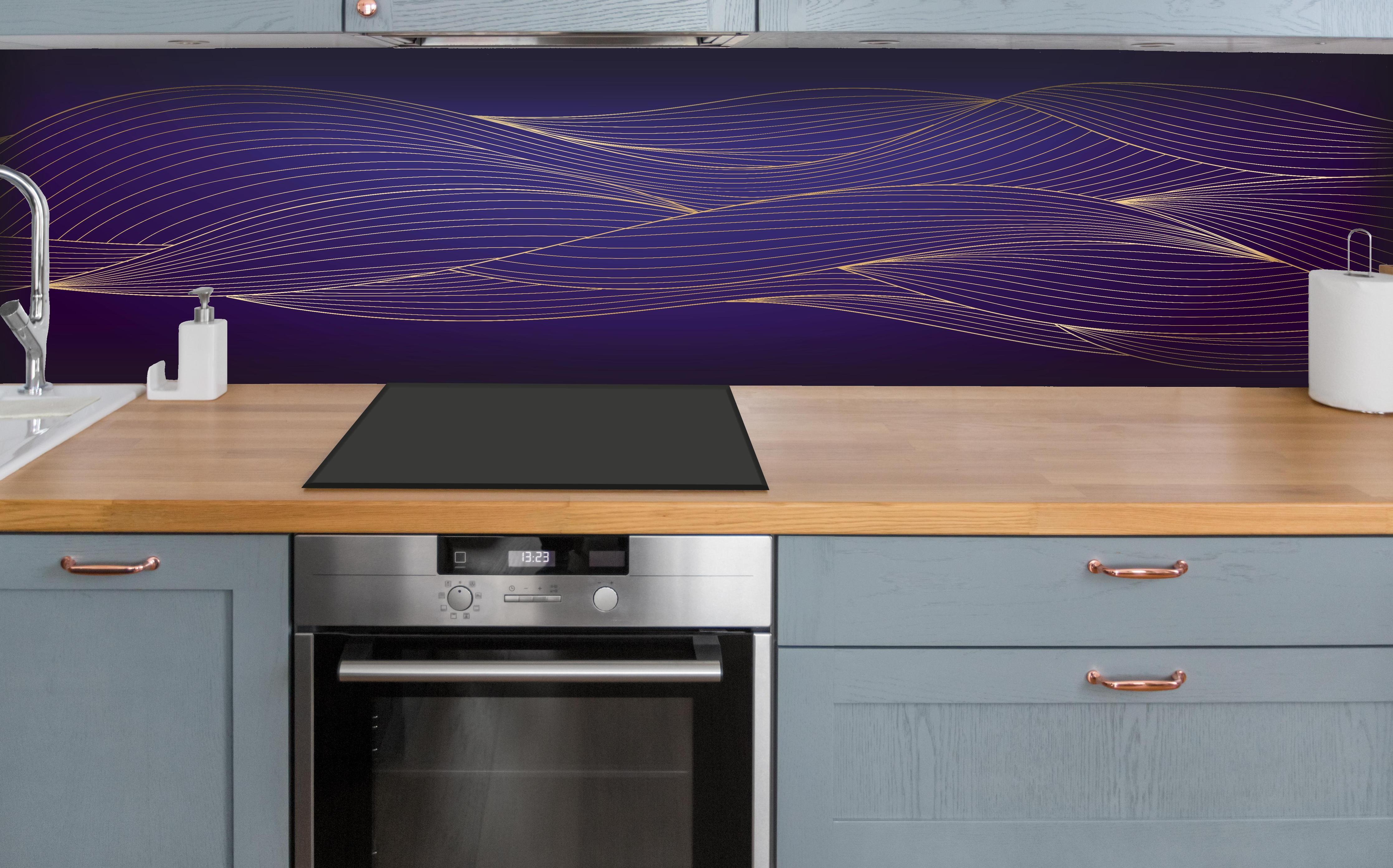 Küche - Abstrakte lila Wellenlinien Kunst über polierter Holzarbeitsplatte mit Cerankochfeld