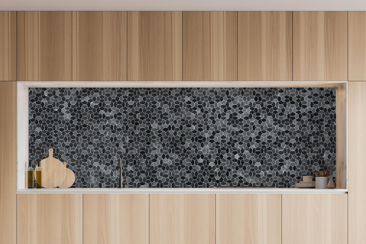 Küche - Abstrakte schwarze Pixel Mosaik Textur in charakteristischer Vollholz-Küche mit modernem Gasherd