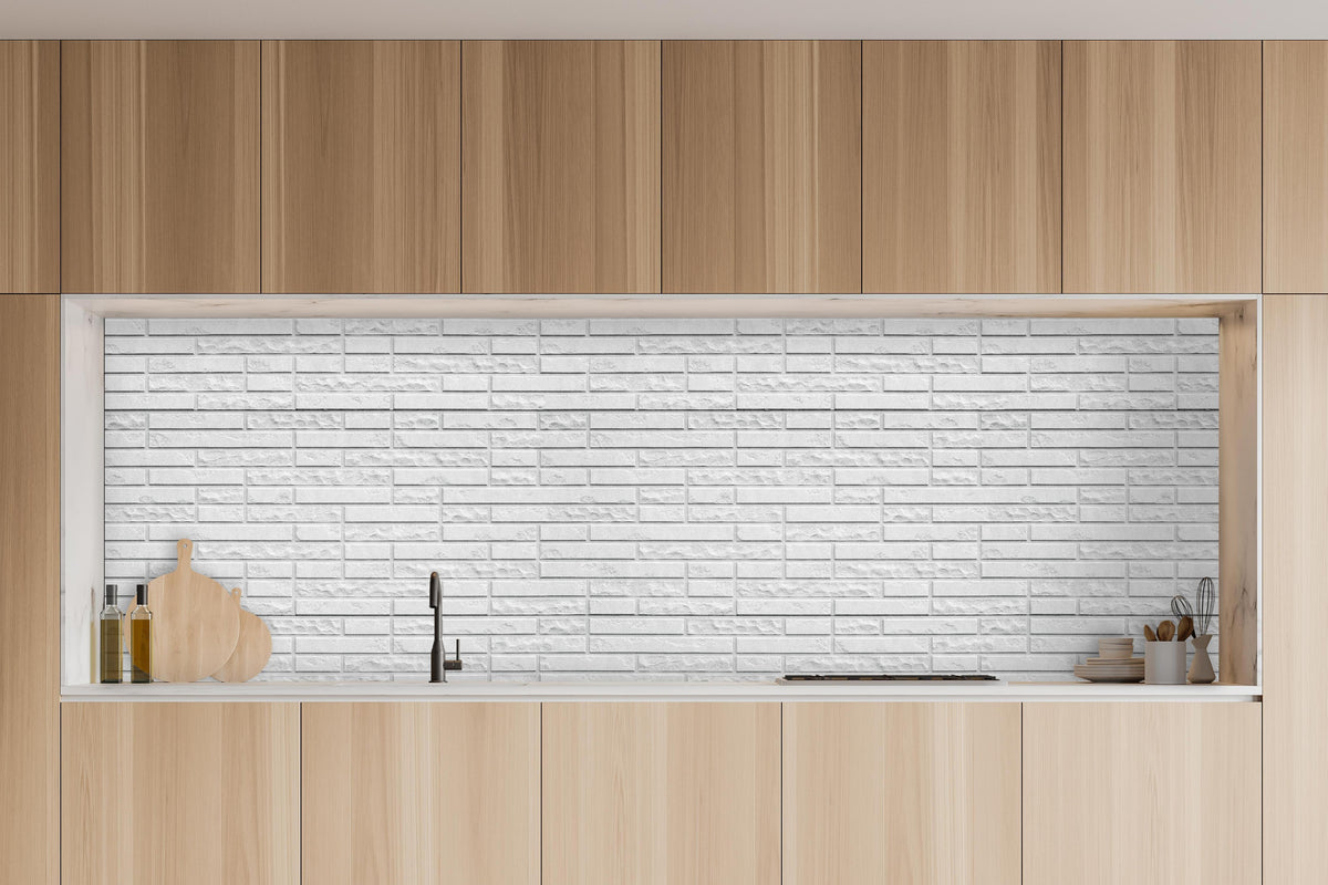 Küche - Abstrakte weiße Backsteinmauer in charakteristischer Vollholz-Küche mit modernem Gasherd
