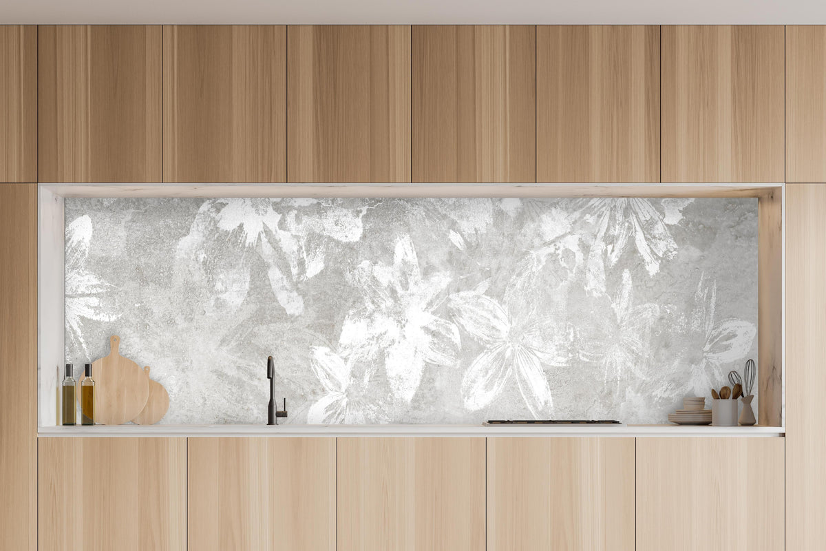 Küche - Abstrakte weiße Blumen auf Beton in charakteristischer Vollholz-Küche mit modernem Gasherd