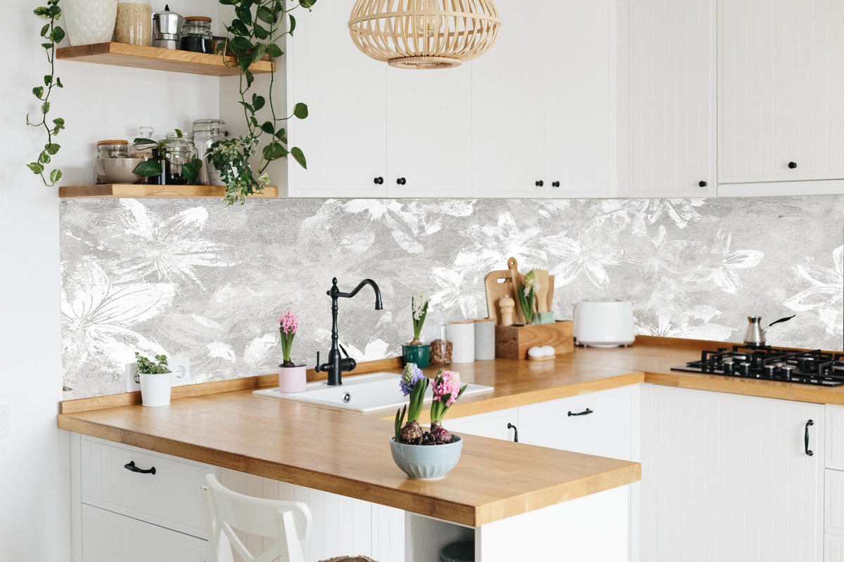 Küche - Abstrakte weiße Blumen auf Beton in lebendiger Küche mit bunten Blumen