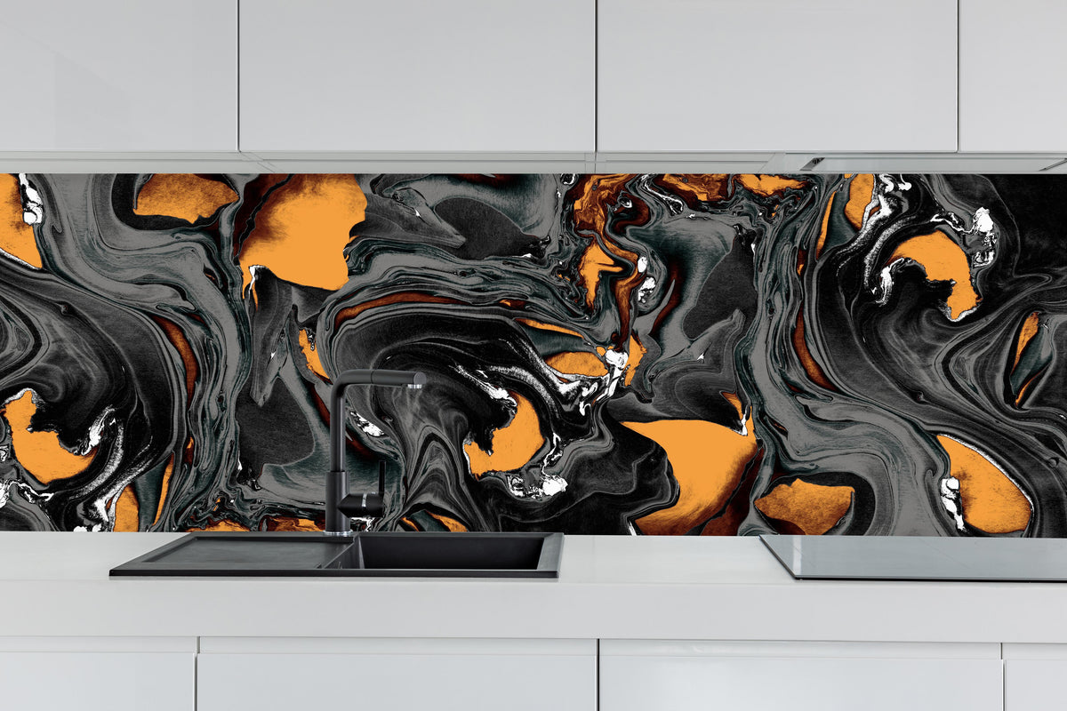 Küche - Abstrakter Kunsthintergrund hinter weißen Hochglanz-Küchenregalen und schwarzem Wasserhahn