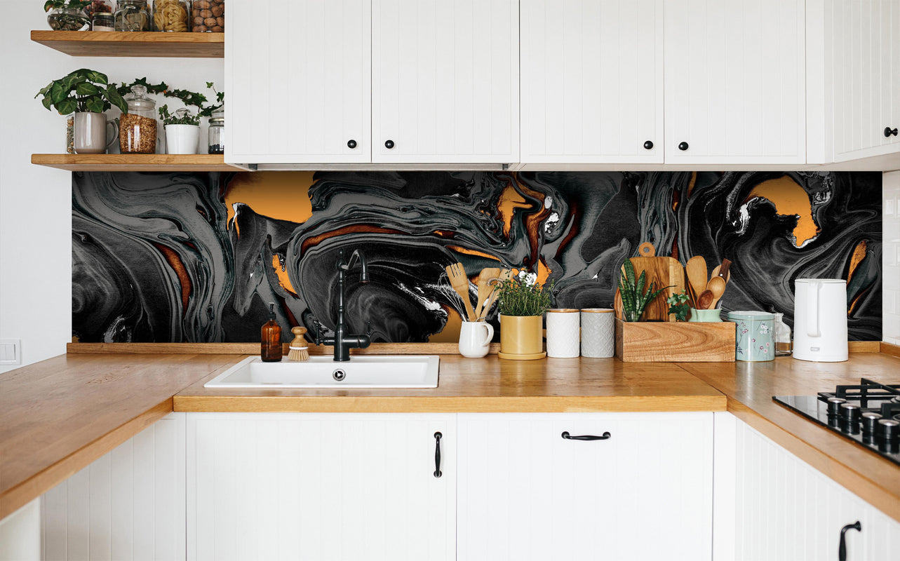 Küche - Abstrakter Kunsthintergrund in weißer Küche hinter Gewürzen und Kochlöffeln aus Holz