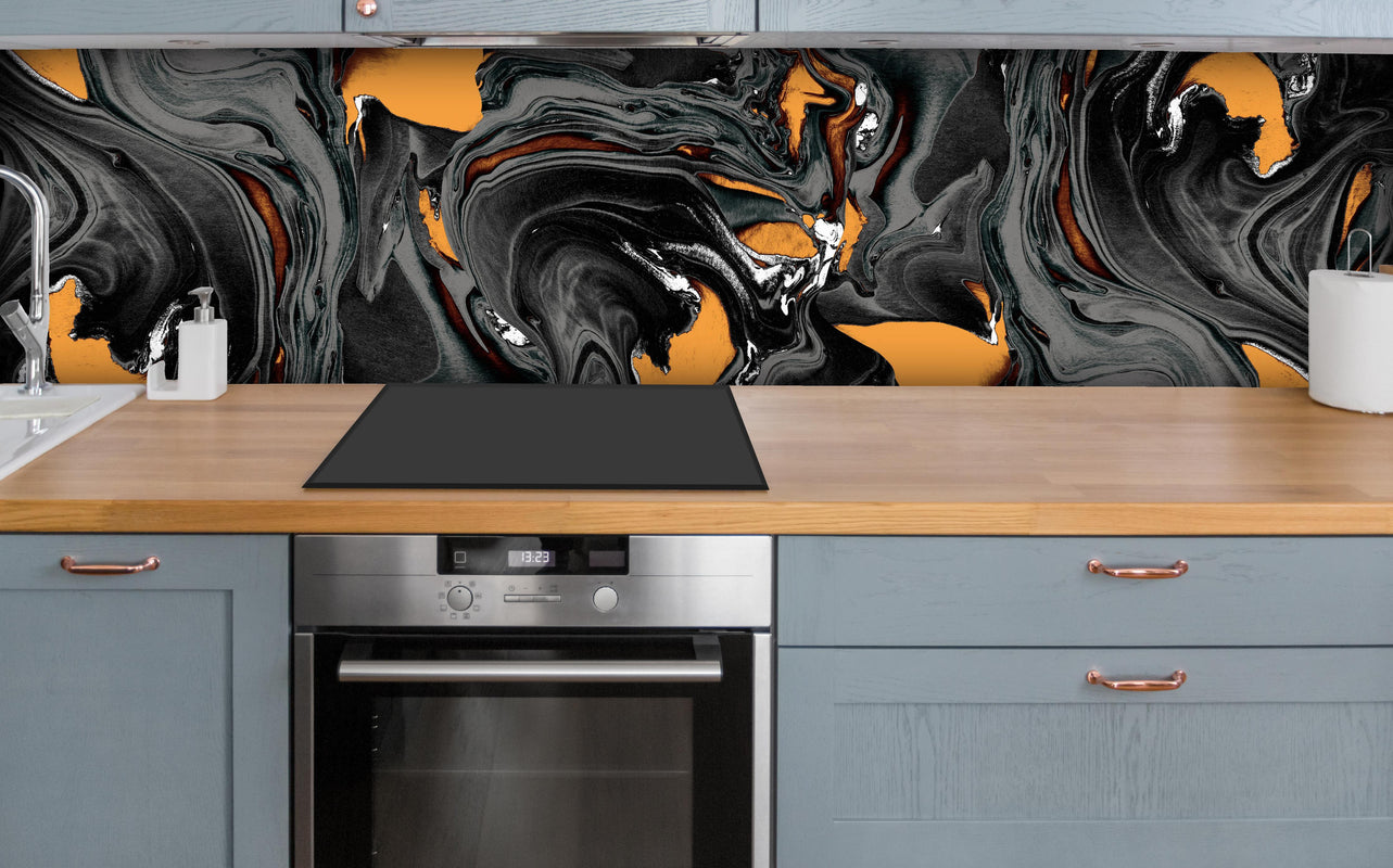 Küche - Abstrakter Kunsthintergrund über polierter Holzarbeitsplatte mit Cerankochfeld