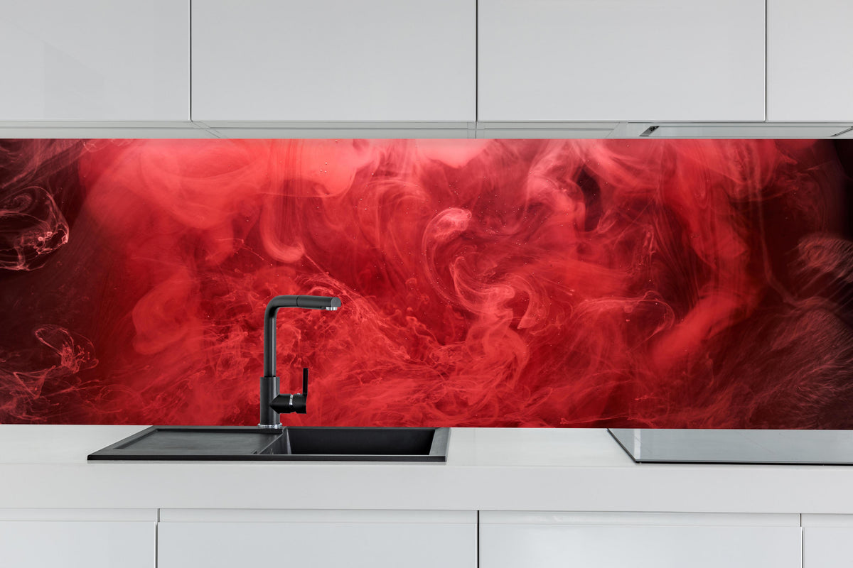 Küche - Abstrakter roter Ozean hinter weißen Hochglanz-Küchenregalen und schwarzem Wasserhahn