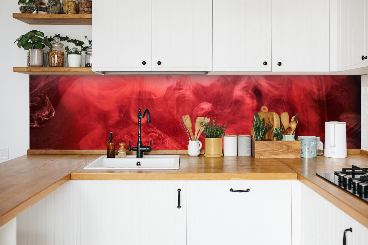 Küche - Abstrakter roter Ozean in weißer Küche hinter Gewürzen und Kochlöffeln aus Holz