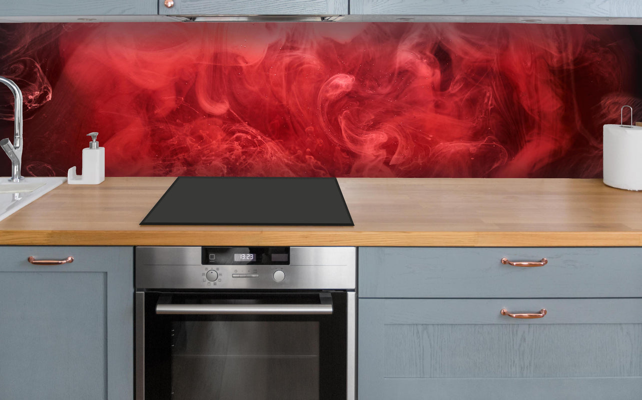 Küche - Abstrakter roter Ozean über polierter Holzarbeitsplatte mit Cerankochfeld