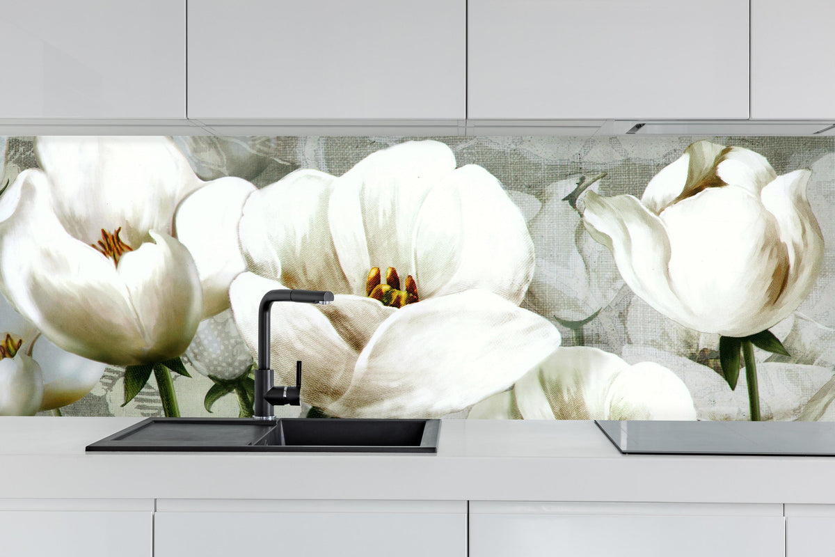 Küche - Abstraktes Blumen Tapetendesign hinter weißen Hochglanz-Küchenregalen und schwarzem Wasserhahn