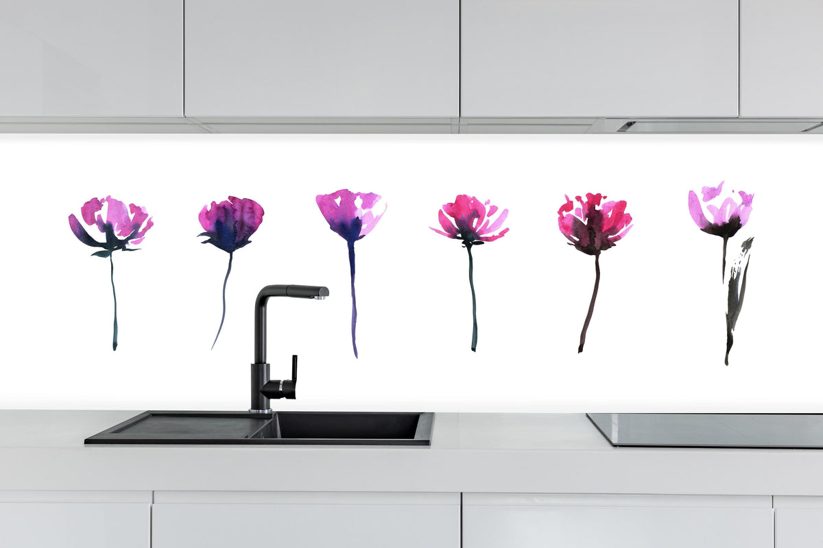 Küche - Abstraktes modernes Blumenset hinter weißen Hochglanz-Küchenregalen und schwarzem Wasserhahn