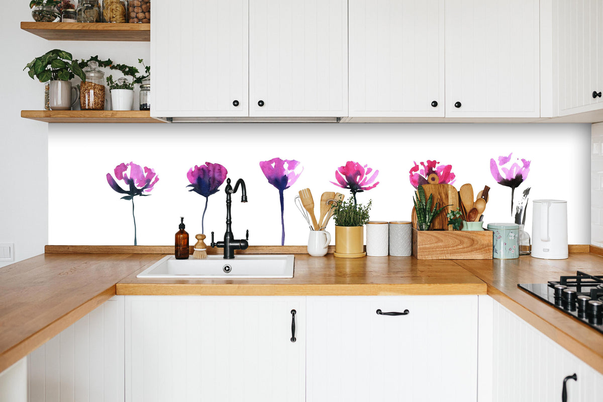 Küche - Abstraktes modernes Blumenset in weißer Küche hinter Gewürzen und Kochlöffeln aus Holz