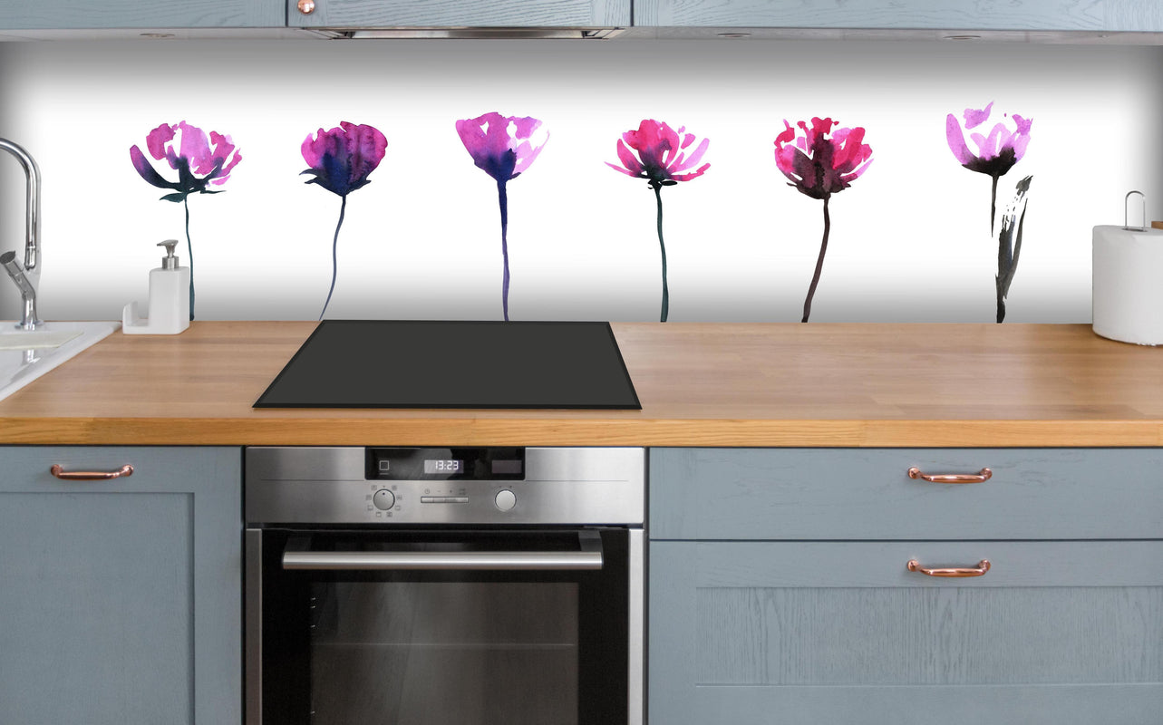 Küche - Abstraktes modernes Blumenset über polierter Holzarbeitsplatte mit Cerankochfeld