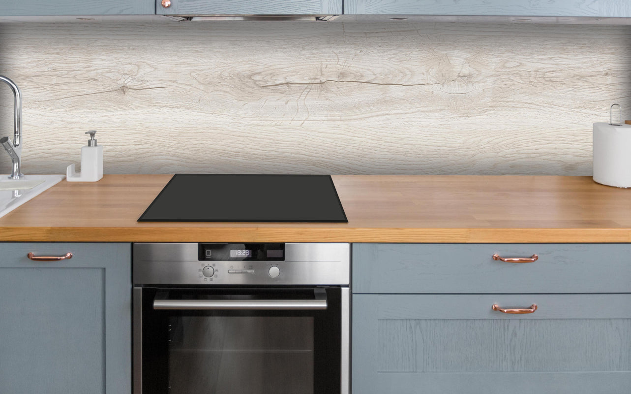 Küche - Ahornholzplatte über polierter Holzarbeitsplatte mit Cerankochfeld