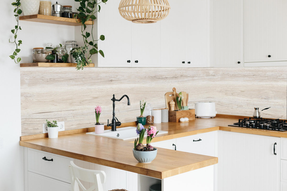 Küche - Ahornholzplatte in lebendiger Küche mit bunten Blumen